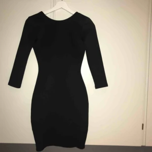  - Figursydd klänning från Nelly i strl XS. Öppen i ryggen. Kan skickas men köparen står för frakten.  