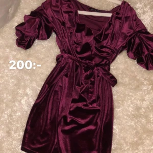  - Helt ny!! Velvet klänning ifrån Nelly. 