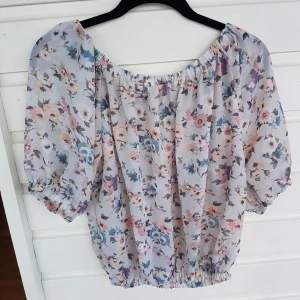  - Tunn blommönstrad singoallatopp🌼🌷