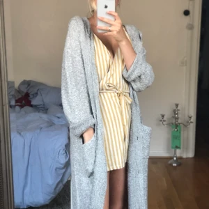  - Gosig lång kofta, använd en gång!