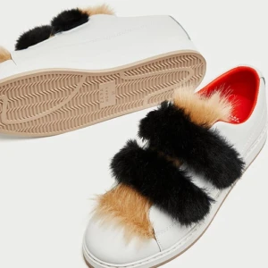  - Underbart gosiga sneakers med fuskpäls, använda under en säsong men i fint skick. Då jag har tvättat o behandlat lädret väl.  