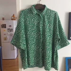  - Fin prickig skjorta inköpt på Monki denna sommar!  Säljer denna pga känner att jag inte riktigt kan rocka mönstret.  Använd ett fåtal gånger. Skulle säga att den passar M-L. Med frakt, 145kr :) 