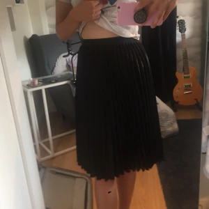  - Lång kjol från Primark. Jättefin men tyvärr har den aldrig blivit använd av mig! Frakt kostar 40kr. OBS! katt finns i hemmet.