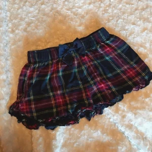  - Super söta pyjamasshorts ifrån Hampton Republic By Kappahl. Använda ytterst lite så dom är lite för små för mig! Volang detaljer längst ner och dekorativ rosett. 💕💅🏼   Möts endast upp i Haninge annars frakt. 