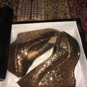  - Helt nya glitter klackar i Stl 40 Aldrig använts enast testet  Säljer dom pgr av fel Stl  Nypris 500kr