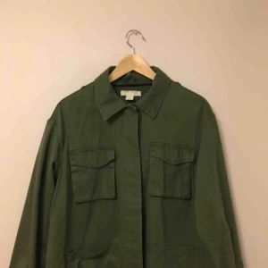  - Grön jacka från H&M, står XS i storleken men skulle säga att den passar både S och M!