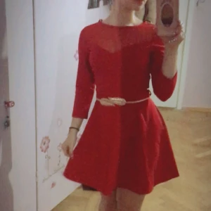  - Röd klänning 