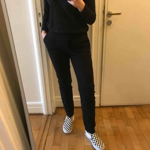  - Svarta raka kostymbyxor ifrån h&m. Storlek 34! 20kr. Ingen retur. Frakt 50kr.