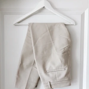  - Kostymbyxor från Zara med strykveck. Sparsamt använda! Kan frakta samt mötas upp! 