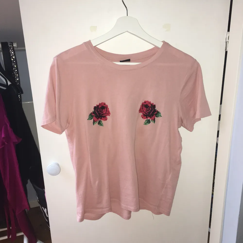 T-shirt ifrån Gina tricot med rosor på bröstet! . Toppar.