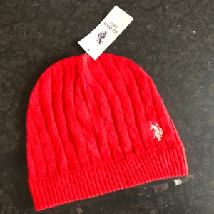  - Superfin oanvänd mössa från Polo Ralph Lauren. Mössan köptes för några månader sedan i Florida tillsammans med en tröja och har därefter inte kommit till användning. Eventuell frakt står köparen själv för.