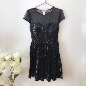 En otroligt fin svart klänning med svarta paljetter från märket ”Model Behaviour” !🌸 Bra skick, den var tyvärr för stor för dottern när vi köpte den så den blev bortglömd i garderoben! Hoppas en annan tjej kan bära den med lycka snart!✨