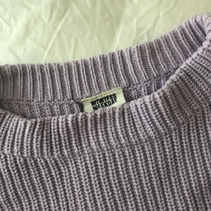  - Underbar stickad tröja i den absolut finaste färgen! Har älskats av mig men används inte lika mycket längre. Sitter perfekt cozy på mig som har S/M. Möts upp i Stockholm eller fraktas 🌹