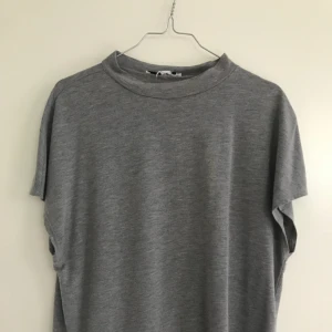  - Grå polo tisha