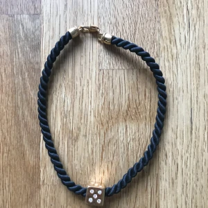  - Modernt halsband med guldtärning.