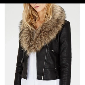  - Använd i princip 2-3 gånger pga fel storlek. Strl 38, passar en 36-38a. Perfekt skick! Fin och fluffig päls! Inköpt för 1499:-