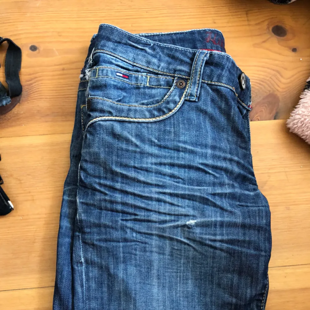 Tommy hilfiger jeans, osäker på storleken men passar fint på XS eller liten S. Jeans & Byxor.