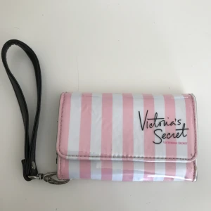  - Superfint mobilskal från Victorias Secret till Iphone 5/5s. Köpt för ca 1 år sen och kommer tyvärr inte till användning längre då jag har en ny mobil 💕📲 FRAKT INGÅR📩💛