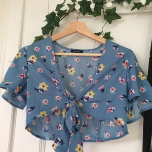  - Denna knytblusen är så himla fin att det nästan smärtar att behöva sälja den😭Aldrig använd, endast prövad. JAG BJUDER PÅ FRAKTEN🌿. Om ni har någon mer fråga läs gärna min beskrivning eller skicka🌸💞