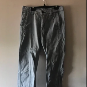  - Unika ljusblåa byxor som ser ut som jeans, men är lika bekväma som mjukisbyxor! Svårt att fånga på bild hur ”udda” de här byxorna är, så om du är intresserad kan jag skicka bilder hur de sitter på, bara att höra av sig! Pris kan diskuteras, tar Swish!