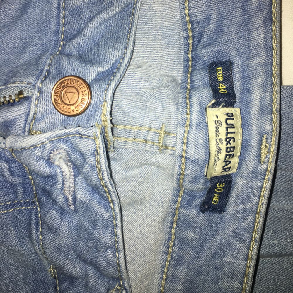 Fina, jättesköna ljusblå jeans från Pull&Bear. Bra passform och skönt material. 150kr + frakt 😊 (tar swish). Jeans & Byxor.