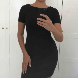  - Figursydd söt svart klänning 