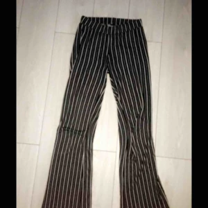  - Randiga utsvängda byxor från Gina tricot. Nytt och gott skick. Säljes pga att dom är för stora. Storlek XS passar S. Swish och frakt står köparen för❤️