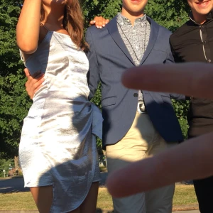  - Silvrig klänning ifrån Na-kd👍🏻 nypris 499kr💕 köparen står för frakt!☺️💓