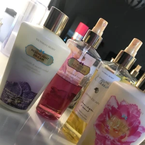  - 4st Victoria secret produkter, 2 bodymist och 2 bodylotion. Bodymistarna har ej något lock. Det är alla 4 för 100kr och kan frakta men då står köparen för frakten😊