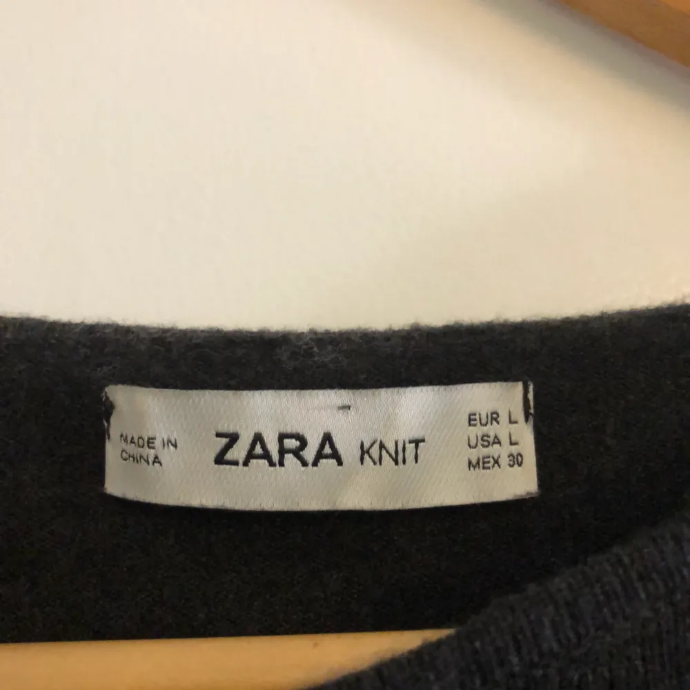 Snygg & cool stickad tröja från Zara!  Den är använd endast ett fåtal gånger men har ett litet hål på axeln som dock inte syns alls på. Nypris 399 säljs för 100, snabb affär så kan pris diskuteras. Köparen står för eventuell frakt. Tröjor & Koftor.