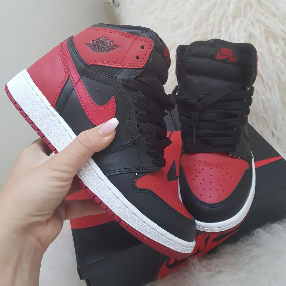 Nike Air Jordan 1 retro high  helt nya! endast haft dom på mig en gång inomhus. köpta på sneakers n stuff i Malmö samma dag som dom släpptes och tog slut samma dag , en väldigt speciell sko i sneakers världen som alla sneakers nördar vill ha då denna färgkombon va den första som jordan gjorde 1985 .förra året släpptes den igen i september och tog slut samma dag så just denna modellen är väldigt svåra att få tag på. tyvärr så måste jag inse att dom är lite för små för mig och istället för att dom ska ligga i sin kartong i min garderob så kan någon annan lycklig få köpa dom! :)  kartong medföljer och jag står för frakten! . Skor.