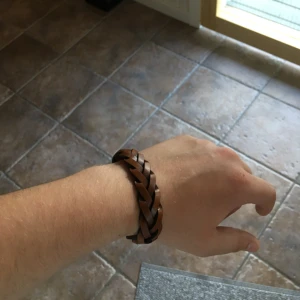  - Fejk läderarmband från H&M med magnetlås. Snyggt men personligen föredrar jag klockor så den används aldrig 😌 Frakt 9 kr