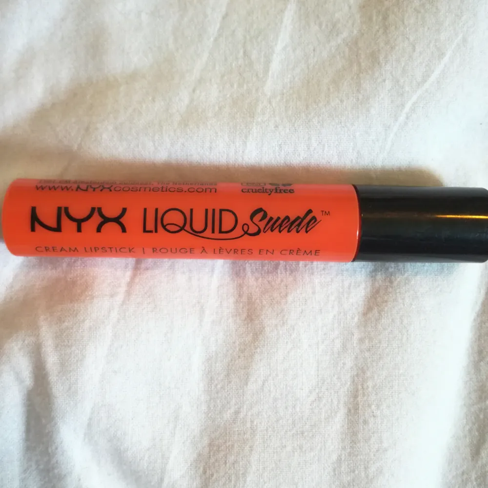 NYX Liquid Suede i färgen Orange County!! Sjukt coolt oranget Liquid lipstick som endast är testat ca 1-2 gånger.  Perfekt färg på sommaren!! 🌞🌞  Jag fraktar gärna!!. Övrigt.