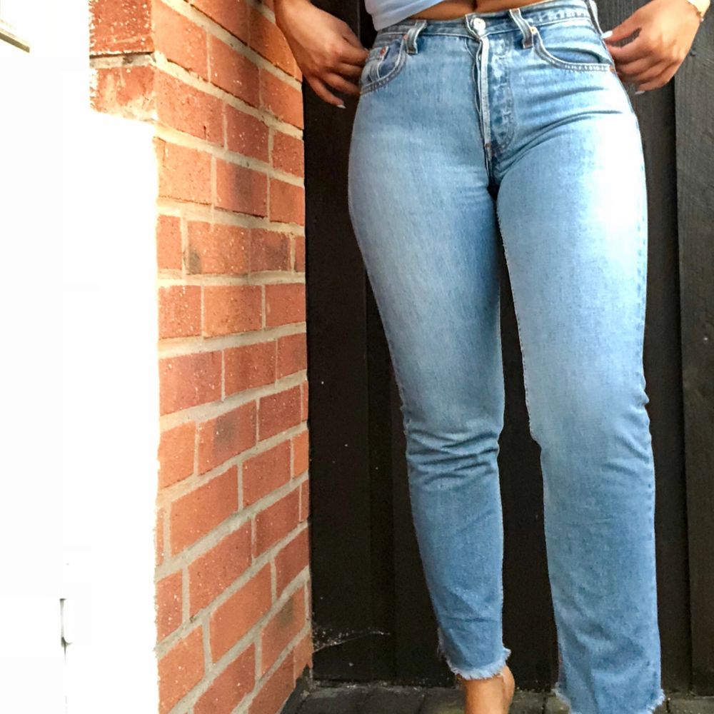 Ett par favoriter från Levis som tyvärr blivit för små för mig! Supetfin modell med en liten flare på slutet✨🌸 FRAKT INKLUDERAT. Jeans & Byxor.
