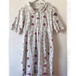  - Odd Molly, klänning eller tunika 631, Make Flowers. Supersöt i vitt med blommor och dold knäppning, perfekt såhär på sommaren eller mot hösten med jeans eller strumpbyxor. Finfint skick!   Kan mötas i Stockholm eller skicka mot fraktkostnad! ✨🌸✨