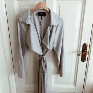  - Ljusblå tunn kappa från Bikbok. Använd en gång.  Hämtas upp eller skickas (frakt tillkommer) 