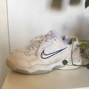 Sneakers från Nike, använda men i bra skick! Frakt: 105kr