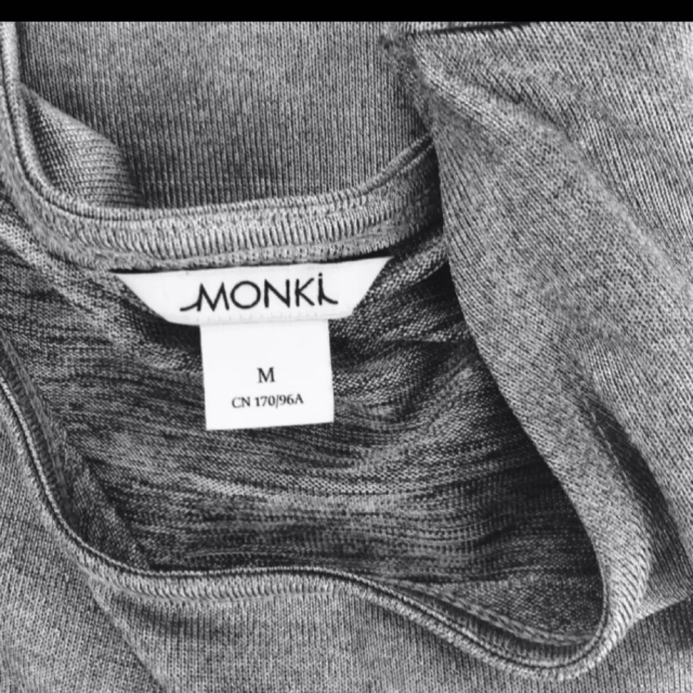 Asball metallic t-shirtklänning från Monki. Använd MAX tre gånger och i prima skick. Har ingen bra bild på min men den ser ut som på bilden :) Superfin!!. Klänningar.
