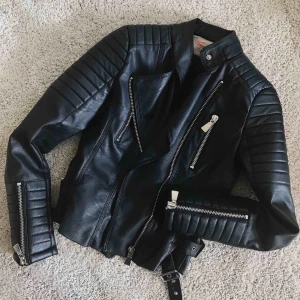  - Populära skinnjackan från chiquelle. Använd 1 säsong så i fint skick!