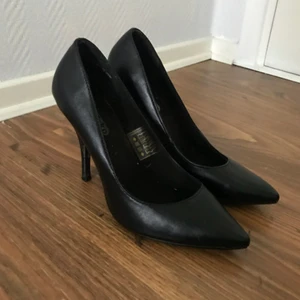  - Svarta pumps 9 cm klack! Priset inkl frakt