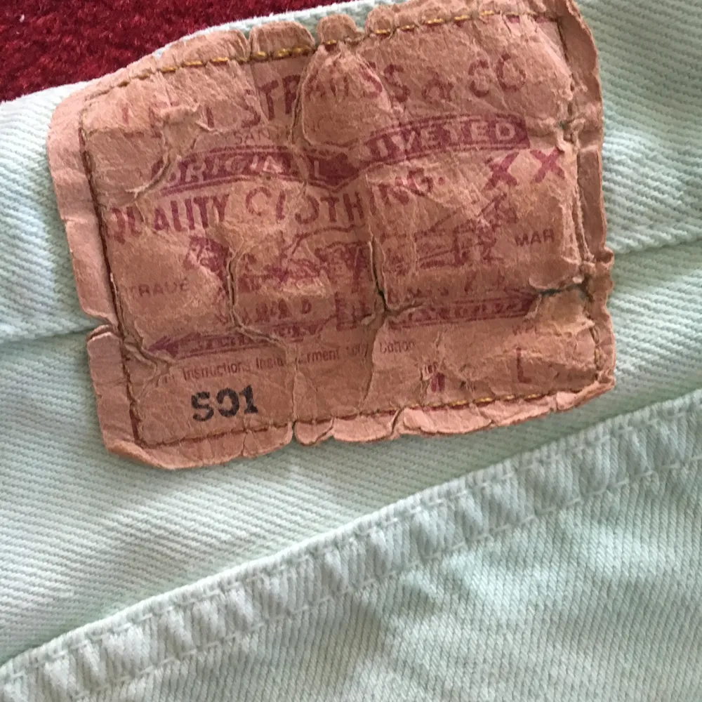Vintage turkosa Levi’s 501 shorts.  Passar XS. Köparen står för eventuell frakt. Kan även mötas upp i Stockholm. Shorts.