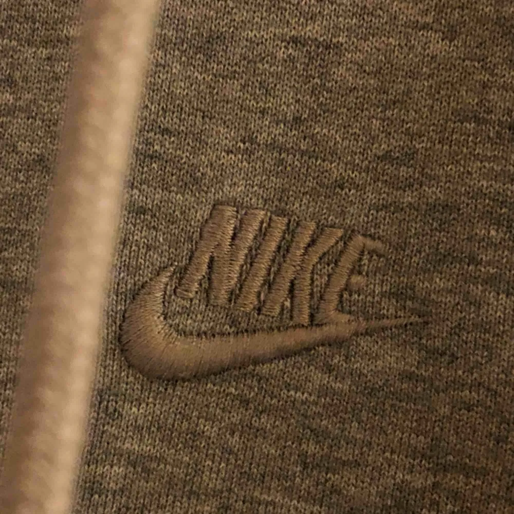 Nike hoodie i trevligt skick. Diskret broderad logo på bröstet. Kan hämtas i Uppsala eller skickas mot fraktkostnad . Hoodies.