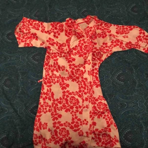  - Super ball kort kimono från H&M i nytt skick! Den är silkig och super skön! 