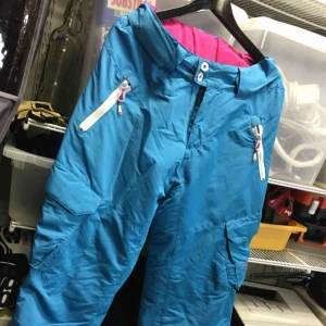  - Blå täckbyxor från tenson som funkar superbra på vintern. Supersmidiga med många stora fickor, på båda benen, framfickor och bakfickor samt förstärkning nere vid benen. Dessa är knappt använda då jag har flera par och tänkte sälja av ett par av dem.