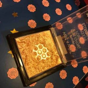  - Nu säljer jag en av mina favorit highlighters!  Wet and wilds mega glow! ❤️ vill ni ha bild med Highlightern på så bara fråga 😍