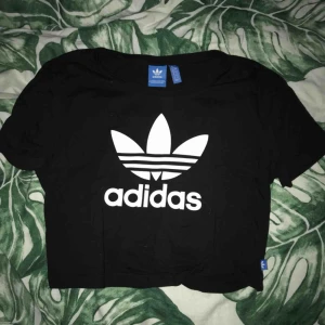  - Säljer denna crop topen med korta ärmar i storlek S