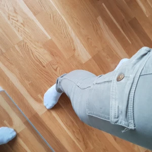  - Sjukt fina mörkgröna militär byxor med detaljer på sidan av låret med fickor och guld-färgade dragkedjor! 