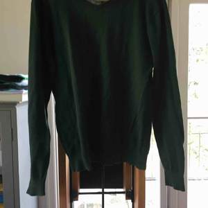Finstickad mörkgrön tröja från Volcom.