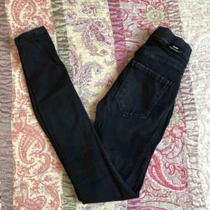 Svarta dr.demin jeans. Slim fit men med MYCKET stretch. De är väl använda. Frakt inkl i priset 