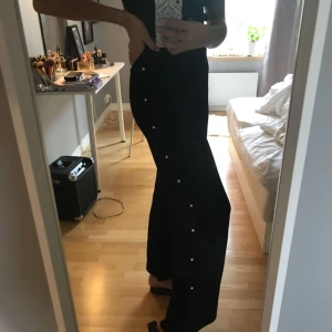  - Svarta sköna byxor från boohoo med snygga pärldetaljer på sidorna. Säljer pga att de aldrig används. Du står för frakten som är 50kr